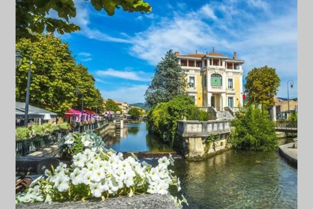 Vue Panoramique Sur Le Chateau,Montagne Et Grottes Fontaine-de-Vaucluse Bagian luar foto